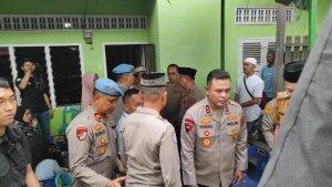 Kapolda-Sumut-Irjen-Whisnu-Hermawan-Februanto-saat-melayat-ke-rumah-duka.jpg