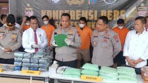 Kapolres-Batubara-AKBP-Doly-Nelson-Nainggolan-merilis-28-kilogram.jpg