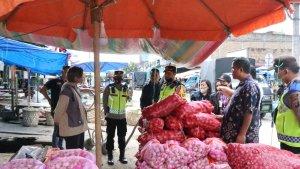 Kapolres-Humbahas-sidak-pasar-cek-sembako.jpg