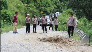 Kapolres-Karo-AKBP-Ronny-Nicolas-Sidabutar-kanan-melakukan-pengecekan-kesiapan-jalur-alternatif.jpg