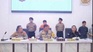 Kapolres-Madina-AKBP-Arie-Sofandi-Paloh-saat-memaparkan-kasus-pembunuhan-Arni-Lubis.jpg