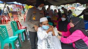 Kapolres-Padangsidimpuan-AKBP-Juliani-Prihartini-memantau-dan-mengajak-dialog.jpg