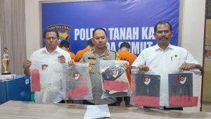 Kapolres-Tanah-Karo-AKBP-Wahyudi-Rahman-tengah-menunjukkan-barang-bukti-aksi.jpg