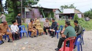 Kapolres-labuhan-batu-temui-masyarakat-penolak-pabrik.jpg