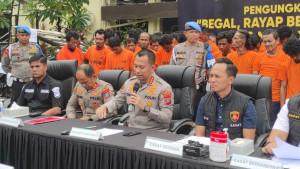 Kapolrestabes-Medan-Kombes-Jean-Calvijn-Simanjuntak-kiri-bersama-Kasat-Reskrim.jpg