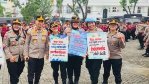 Kapolrestabes-medan-dan-polwan-dalam-humanis-penamgnaan-demo.jpg