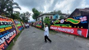 Karangan-bunga-Ganjar-Pranowo-di-rumah-duka-Syamsul-Arifin.jpg