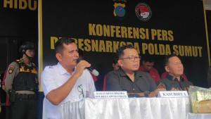 Kasat-Narkoba-Polres-Labuhanbatu-AKP-Iwan-Mashuri-Kemeja-Putih.jpg