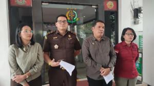 Kasi-Intel-Kejari-Karo-D-M-Sebayang-dua-kanan-didampingi-Kasi-Pidsus-Kejari.jpg