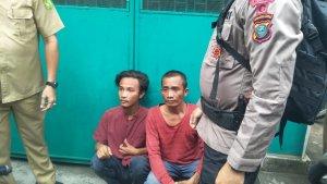 Kedua-pelaku-maling-handphone-usai-ditangkap-warga.jpg