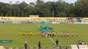 Kedua-tim-bersalaman-setelah-sama-sama-memasuki-lapangan-Stadion-Baharoeddin-Siregar.jpg
