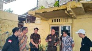 Kejari-Medan-saat-melakukan-penyitaan-tanah-dan-bangunan-di-Jalan-Sutomo.jpg