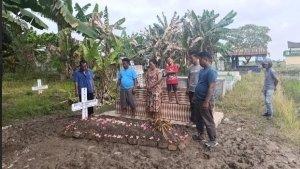 Keluarga-Hertalina-Simanjuntak-saat-berkunjung-ke-makam.jpg