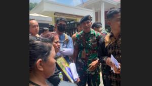 Keluarga-MHS-mendatangi-Pengadilan-Militer-Medan_TNI-Aniaya-Siswa-hingga-Tewas_.jpg