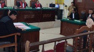 Kepala-Desa-Lau-Mulgap-Asri-Nurmala-Sitepu-saat-menjalani-persidangan.jpg