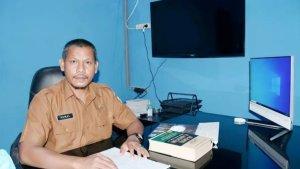 Kepala-Dinas-Kominfo-Kabupaten-Sergai-Akmal-saat-berada-di-kantornya.jpg