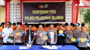 Keterangan-pers-di-belawan-pengungkapan-38-kasus-selama-oktober-2025.jpg