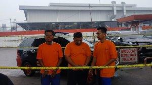 Ketiga-pelaku-tersangka-hanya-bisa-diam-saat-petugas-kepolisian.jpg