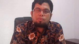 Ketua-Bawaslu-Toba-periode-2023-2028-Sahat-Sibarani-saat-berada-di-ruangannya-Kamis-2482023.jpg