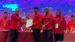 Ketua-DPP-PDI-Perjuangan-Deddy-Sitorus-menyerahkan-SK-kepengurusan-kepada-Rapidin.jpg