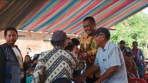 Ketua-DPRD-Kabupaten-Toba-Effendi-Napitupulu-sedang-berada-di-Kecamatan-Tampahan.jpg