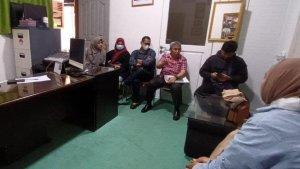 Ketua-KI-Sumut-Abdul-Haris-Kemeja-merah-beri-keterangan-Kamis-642023-di-Jalan-Alfalah1.jpg