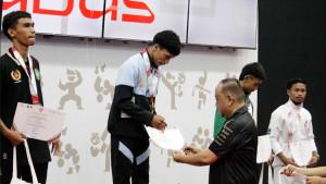 Ketua-KONI-Pusat-Marciano-mengalungkan-medali-emas-kepada-pewushu-Sumut.jpg