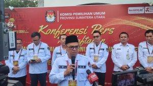 Ketua-KPU-Sumut-Agus-Arifin-saat-diwawancarai-usai-menerima-berkas.jpg