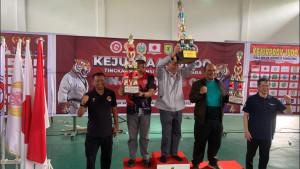 Ketua-PJSI-Medan-Josef-Yus-tengah-mengangkat-piala-juara-umum.jpg