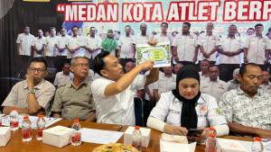 Ketum-KONI-Medan-Aswindy-Fachrizal-tengah.jpg