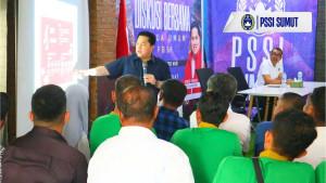 Ketum-PSSI-Pusat-Erick-Thohir-ketika-diskusi-sepakbola.jpg