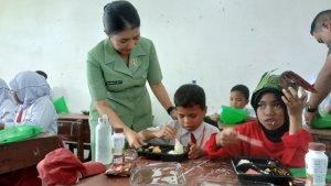 Kodim-0203Langkat-memberi-makanan-bergizi-kepada-murid-di-SD-Negeri.jpg