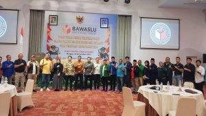Komisioner-Bawaslu-Deli-Serdang-berfoto-bersama-usai.jpg