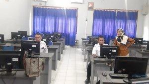 Komisioner-KPU-Deliserdang-Mengecek-Komputer-Ujian-CAT.jpg