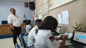 Komisioner-KPUD-Karo-Divisi-Penyelenggaraan-Lotmin-Ginting-memantau-proses-verifikasi.jpg