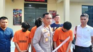 Komplotan-itu-membacok-seorang-pemuda-dan-merampas-motornya.jpg
