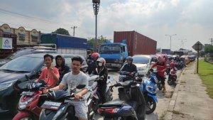 Kondisi-dua-truk-kecelakaan-di-Fly-Over-Amplas.jpg