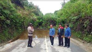Kondisi-jalan-lintas-di-Desa-Lau-Kidupen-yang-sempat-tertutup-longsor_.jpg