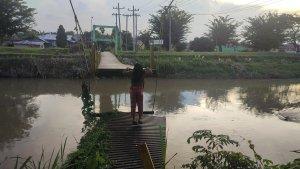 Kondisi-jembatan-yang-putus-di-Jalan-Kol-yosudarsoLingkungan.jpg