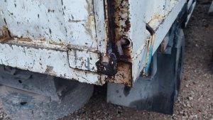 Kondisi-kait-belakang-dump-truk-yang-diduga-membuat-tangan-korban-hingga-terputus.jpg