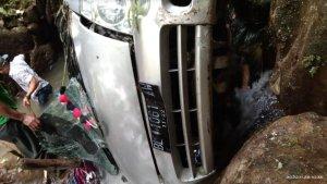 Kondisi-mobil-minibus-yang-terjun-ke-dasar-jurang_lakalantas-maut-Dairi_.jpg