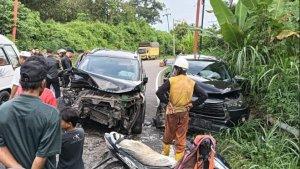 Kondisi-mobil-rombongan-istri-PJ-Wali-Kota-Padangsidimpuan-Masroni-Ritonga-kanan.jpg