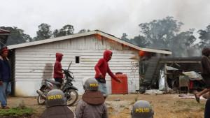 Kondisi-salah-satu-mess-yang-berada-di-PT-Gruti-seusai-dibakar-massa.jpg