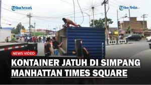 Kontainer-Terjatuh-di-Simpang-Manhattan-Times-Square-Sopir-Cuma-Satu-Pengikat-yang-Terpasang.jpg