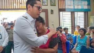 Korban-Kebakaran-Warga-memeluk-Wali-Kota-Medan.jpg