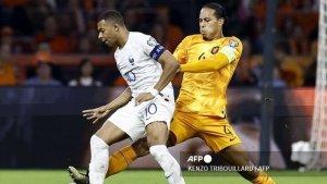 Kylian-Mbappe-berduel-dengan-Virgil-van-Dijk.jpg