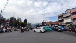 LALULINTAS-BERASTAGI-Suasana-arus-lalulintas-di-pintu-masuk.jpg
