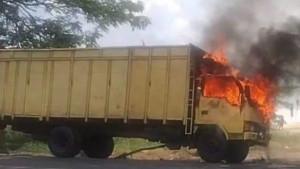 Lakalantas-Beruntun_Truk-tabrak-3-pemotor_.jpg