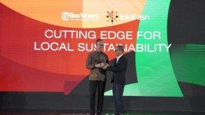MATA-LOKAL-FEST-2025-CEO-Tribun-Network-Dahlan-Dahi-memberikan.jpg