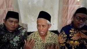 MEMBERIKAN-KETERANGAN-Ahmad-Zuhdi-tengah-guru-madrasah-yang-didenda-Rp-25-juta-u.jpg